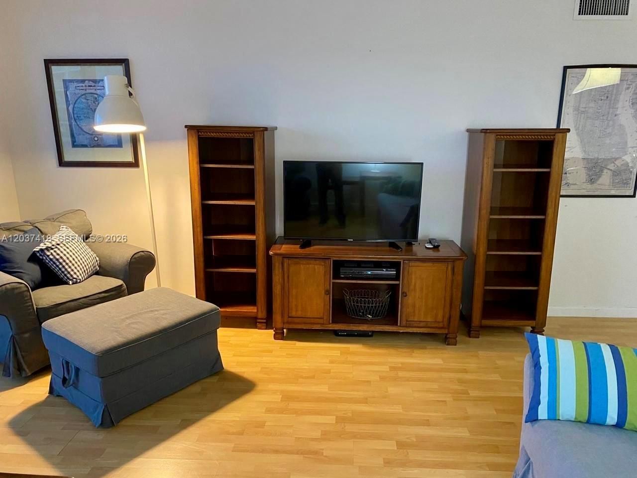 100 Bayview Dr , Unit 726, Sunny Isles Beach, FL 33160 Photo