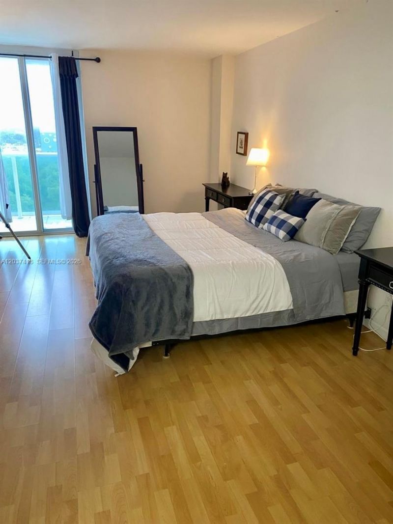 100 Bayview Dr , Unit 726, Sunny Isles Beach, FL 33160 Photo