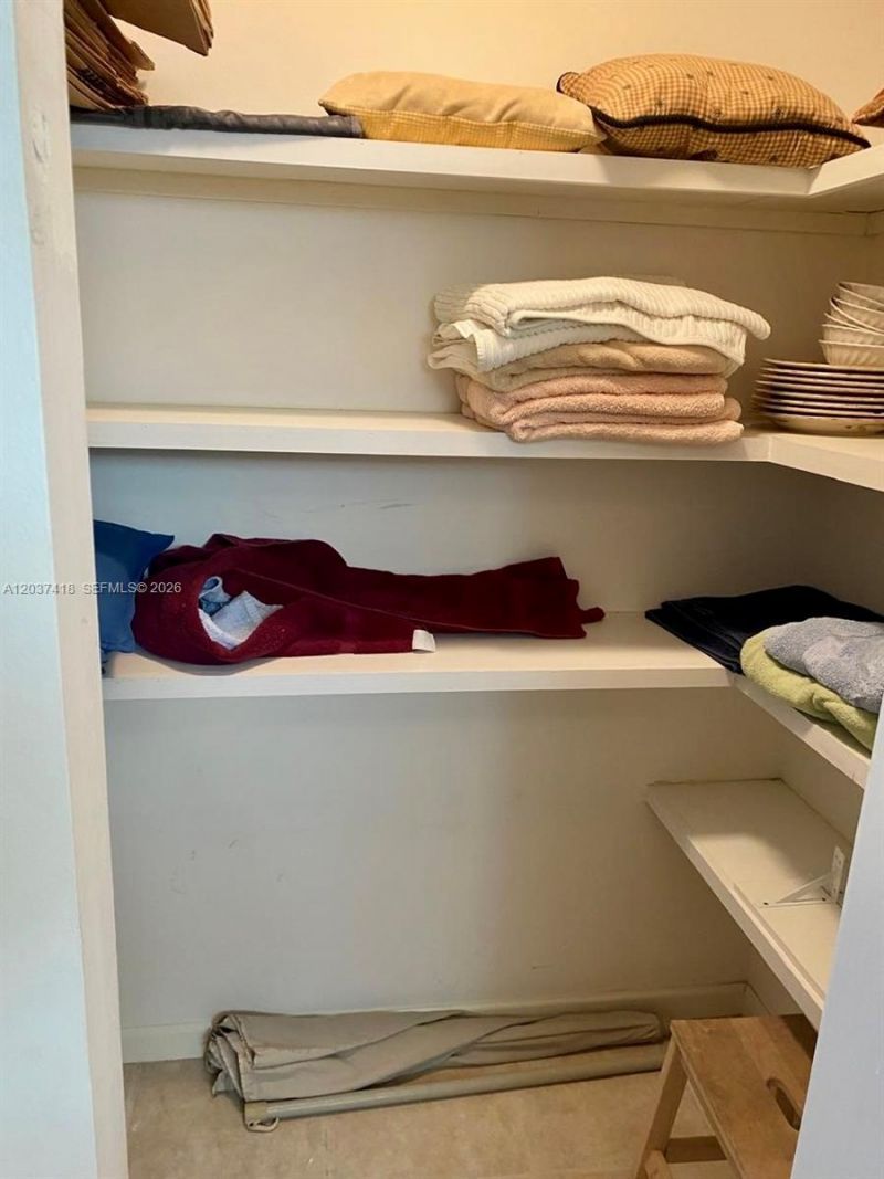 100 Bayview Dr , Unit 726, Sunny Isles Beach, FL 33160 Photo
