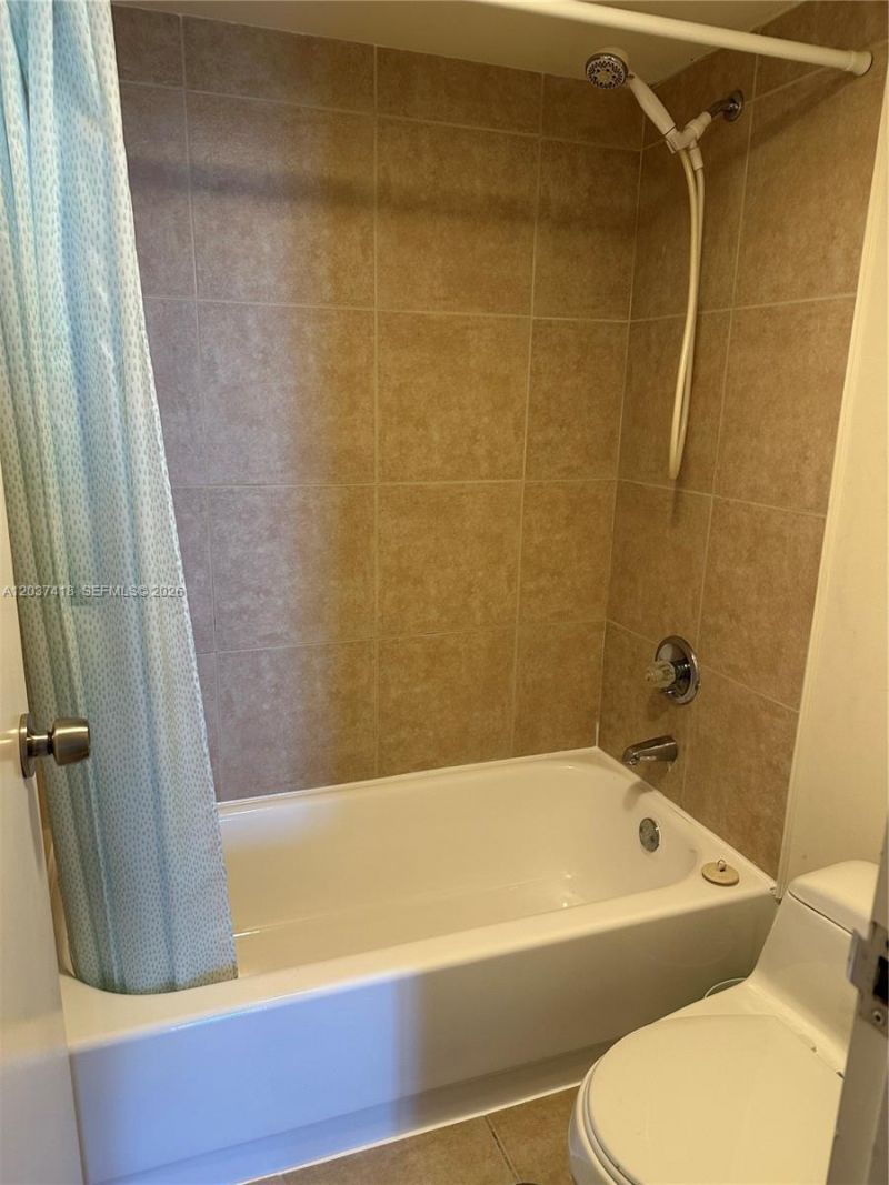 100 Bayview Dr , Unit 726, Sunny Isles Beach, FL 33160 Photo