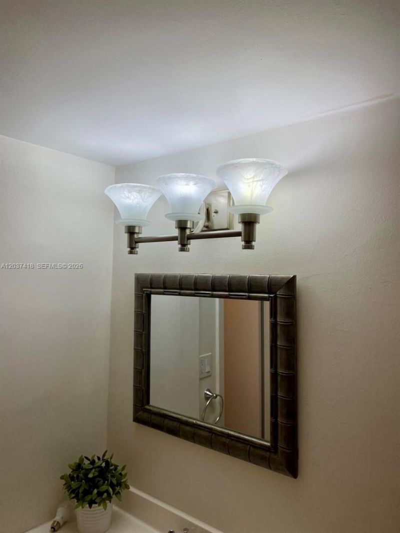 100 Bayview Dr , Unit 726, Sunny Isles Beach, FL 33160 Photo