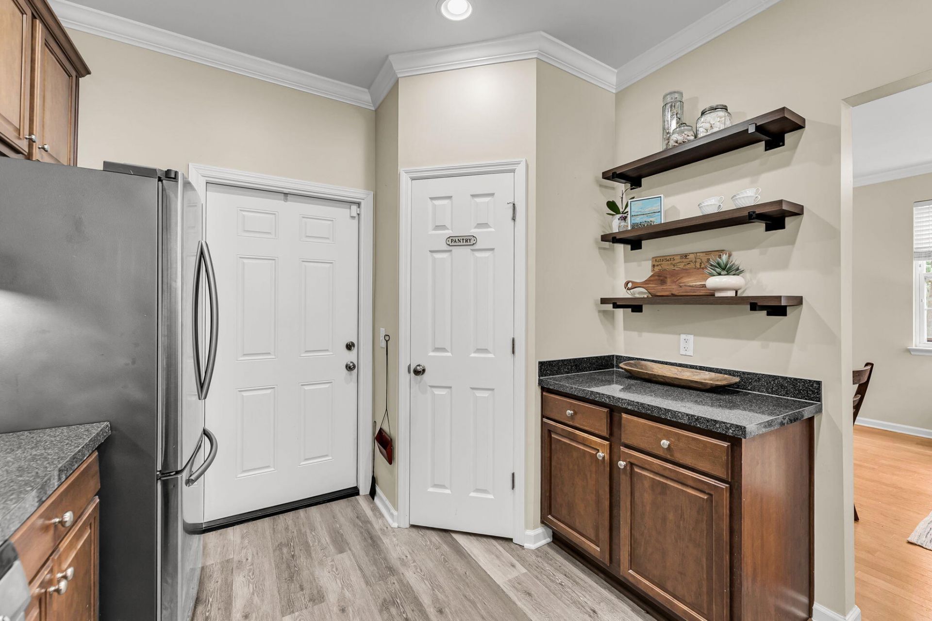 1502 Royal Colony Road Photo 7