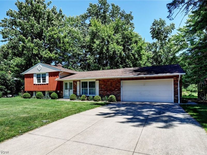 6065 E Valleyview Court, Mentor, OH 44060 Photo 2