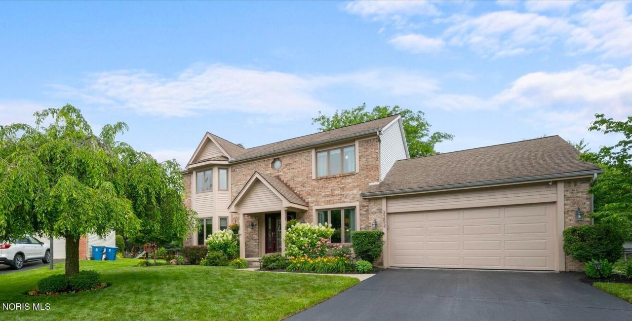 2252 Cedarwood Drive, Maumee, OH 43537 Main Photo