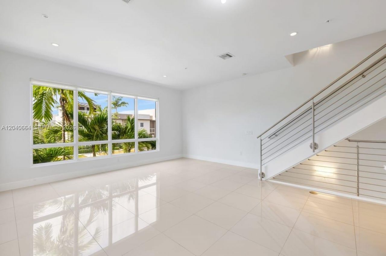 10471 NW 66th St , Doral, FL 33178 Photo
