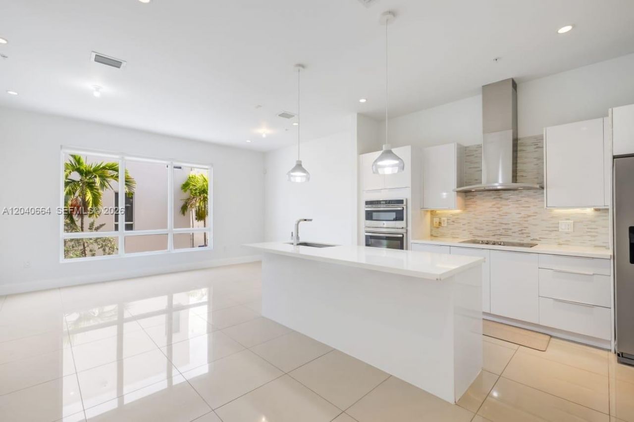 10471 NW 66th St , Doral, FL 33178 Photo
