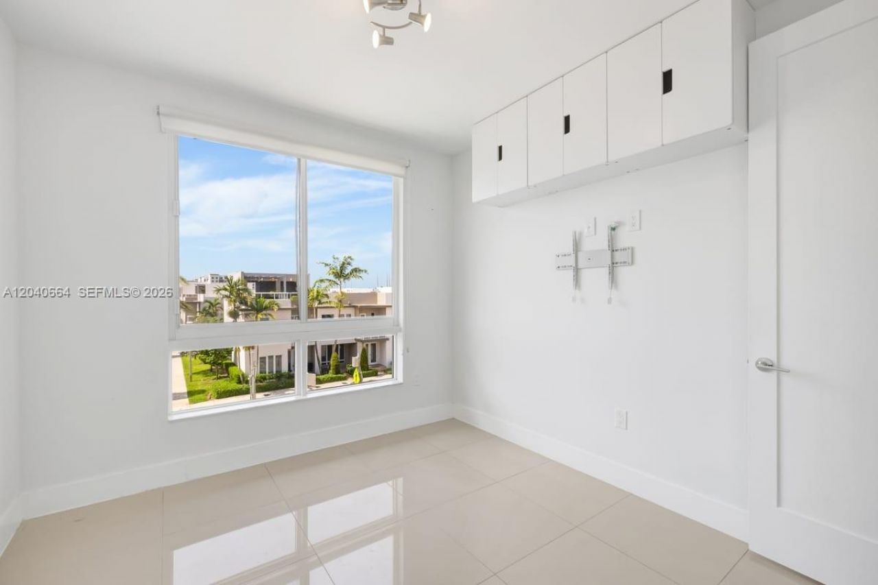 10471 NW 66th St , Doral, FL 33178 Photo