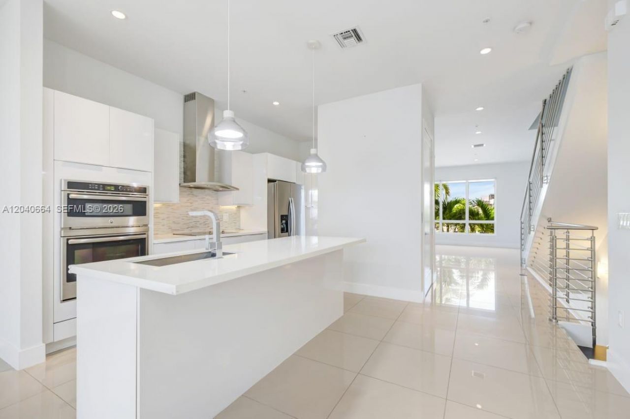 10471 NW 66th St , Doral, FL 33178 Photo