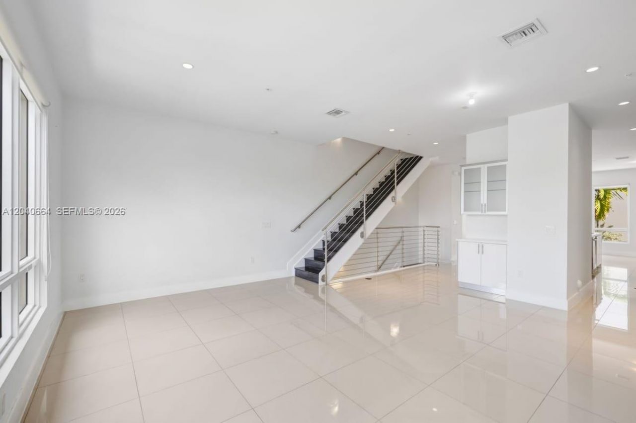 10471 NW 66th St , Doral, FL 33178 Photo