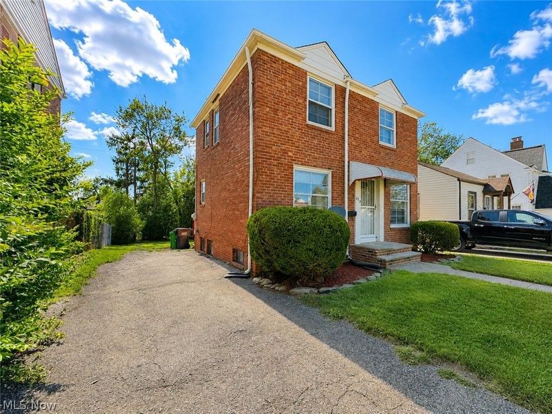554 Darlington Drive, Bedford, OH 44146 Photo 2