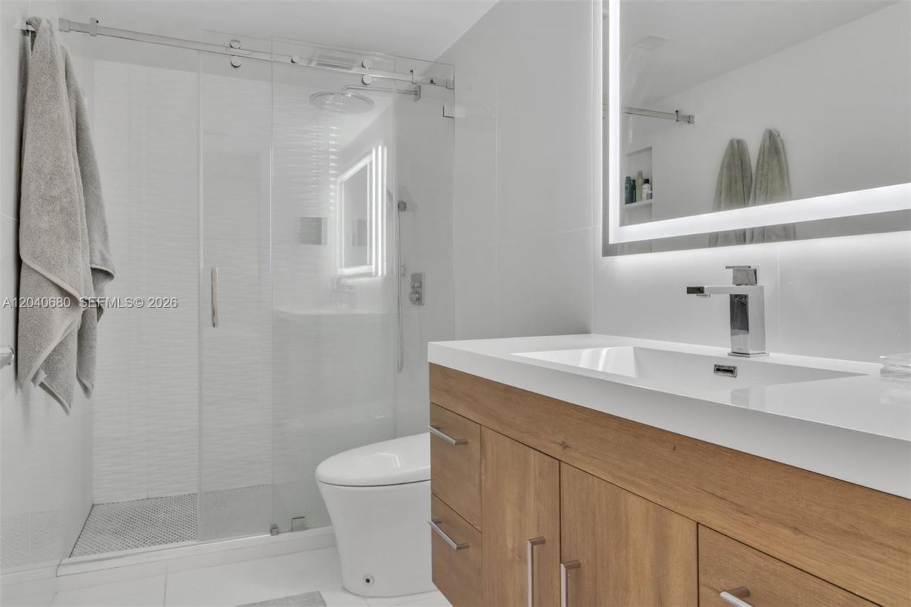 5701 Collins Ave, Unit PH08, Miami Beach, FL 33140 Photo