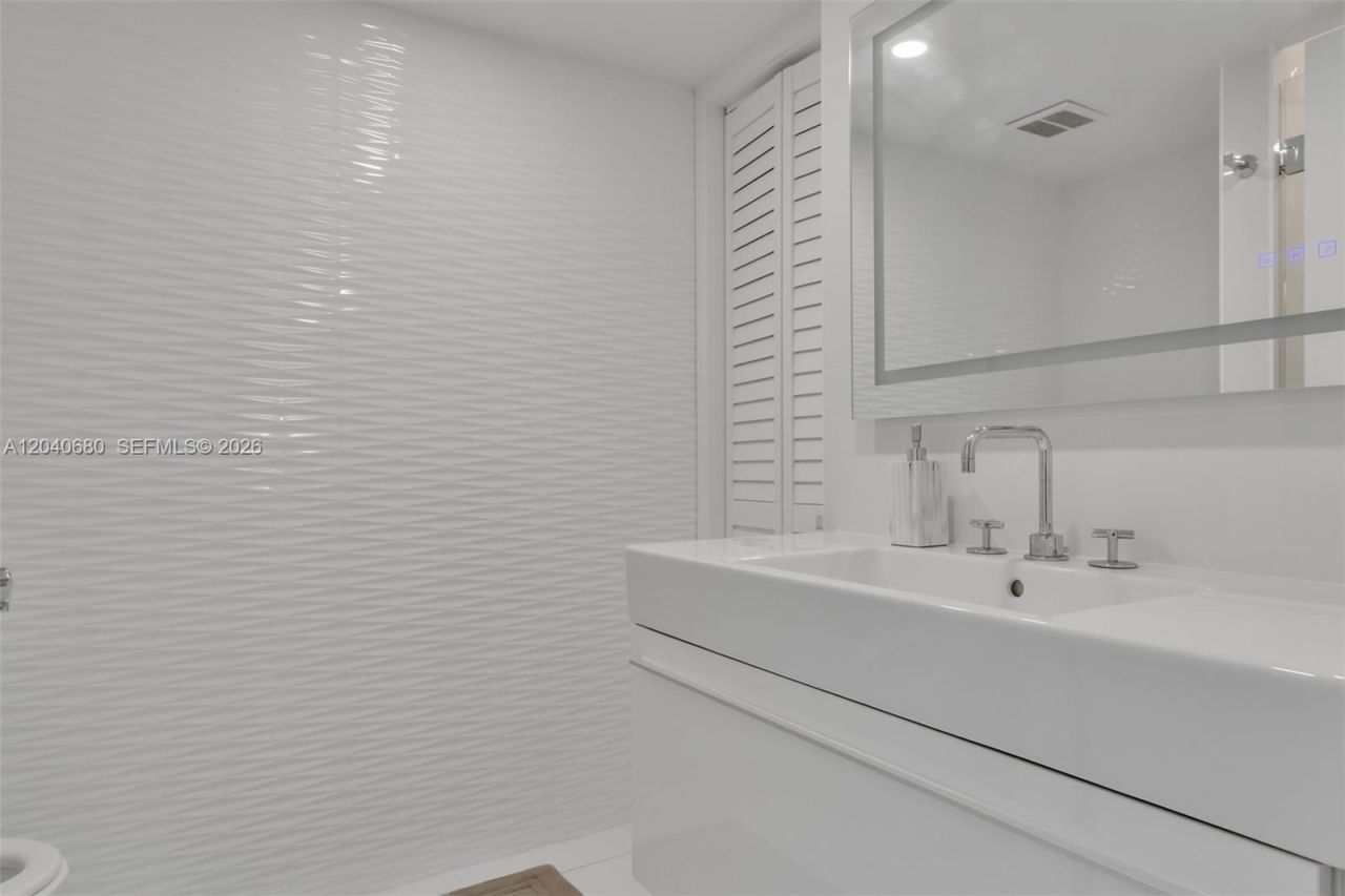 5701 Collins Ave, Unit PH08, Miami Beach, FL 33140 Photo