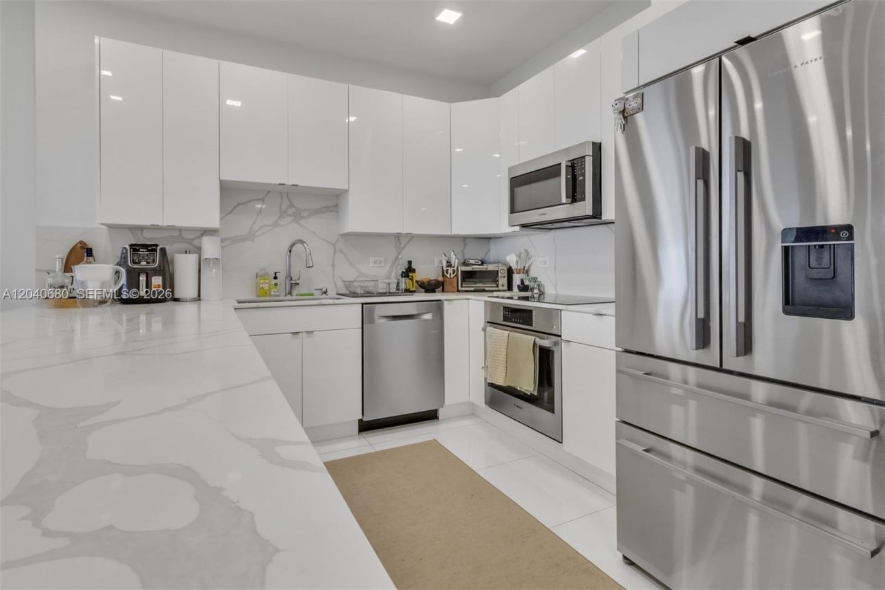 5701 Collins Ave, Unit PH08, Miami Beach, FL 33140 Photo