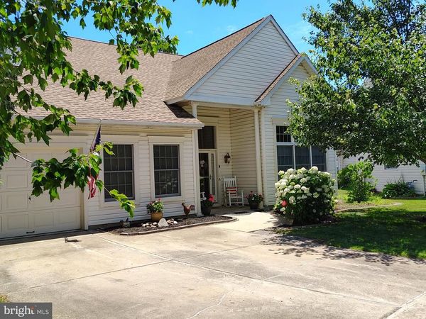 8 PARKVIEW CIRCLE, COLUMBUS, NJ 08022