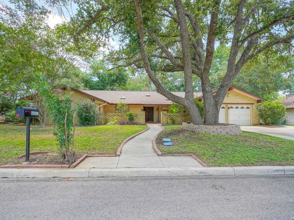 5645 Parkcrest Dr, Windcrest, TX 78239
