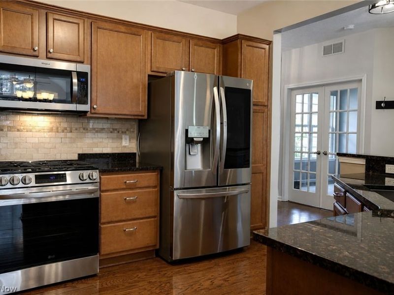 546 Hyannis Port Circle, Avon Lake, OH 44012 Photo 11