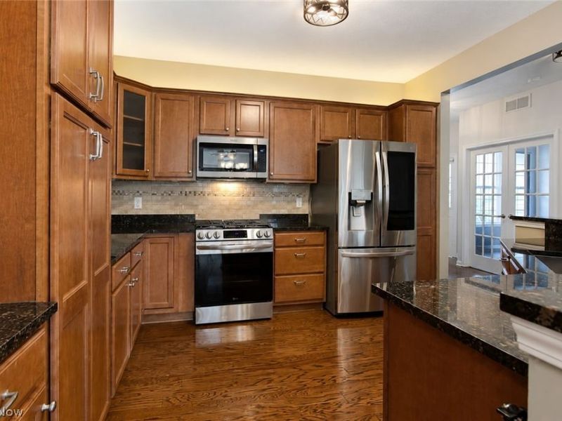 546 Hyannis Port Circle, Avon Lake, OH 44012 Photo 12