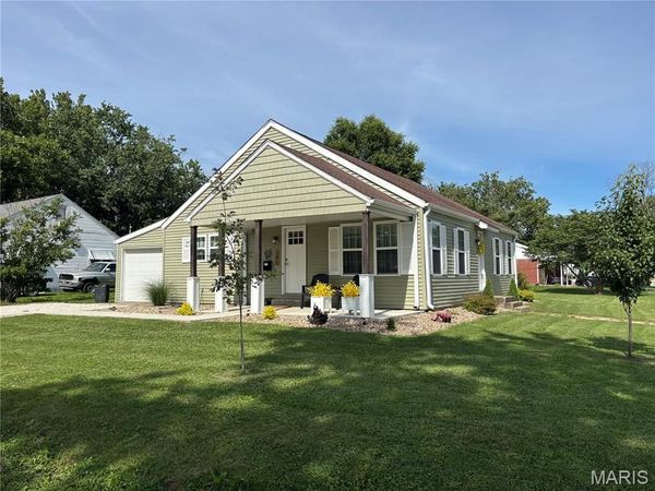 102 Circle Dr , Shelbina, MO 63468