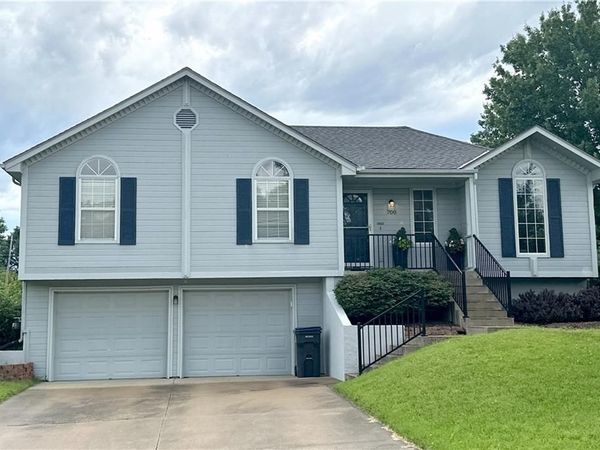 700 NE Hunters Ridge, Lee's Summit, MO 64086