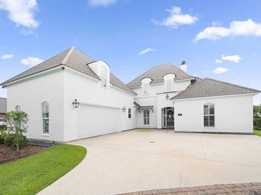 8787 Lake Carriage Dr, Baton Rouge, LA 70817