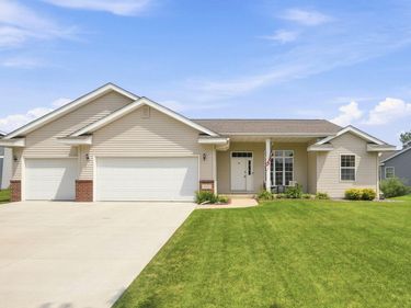 1051 Prairie Ridge Lane, Lester Prairie, MN 55354