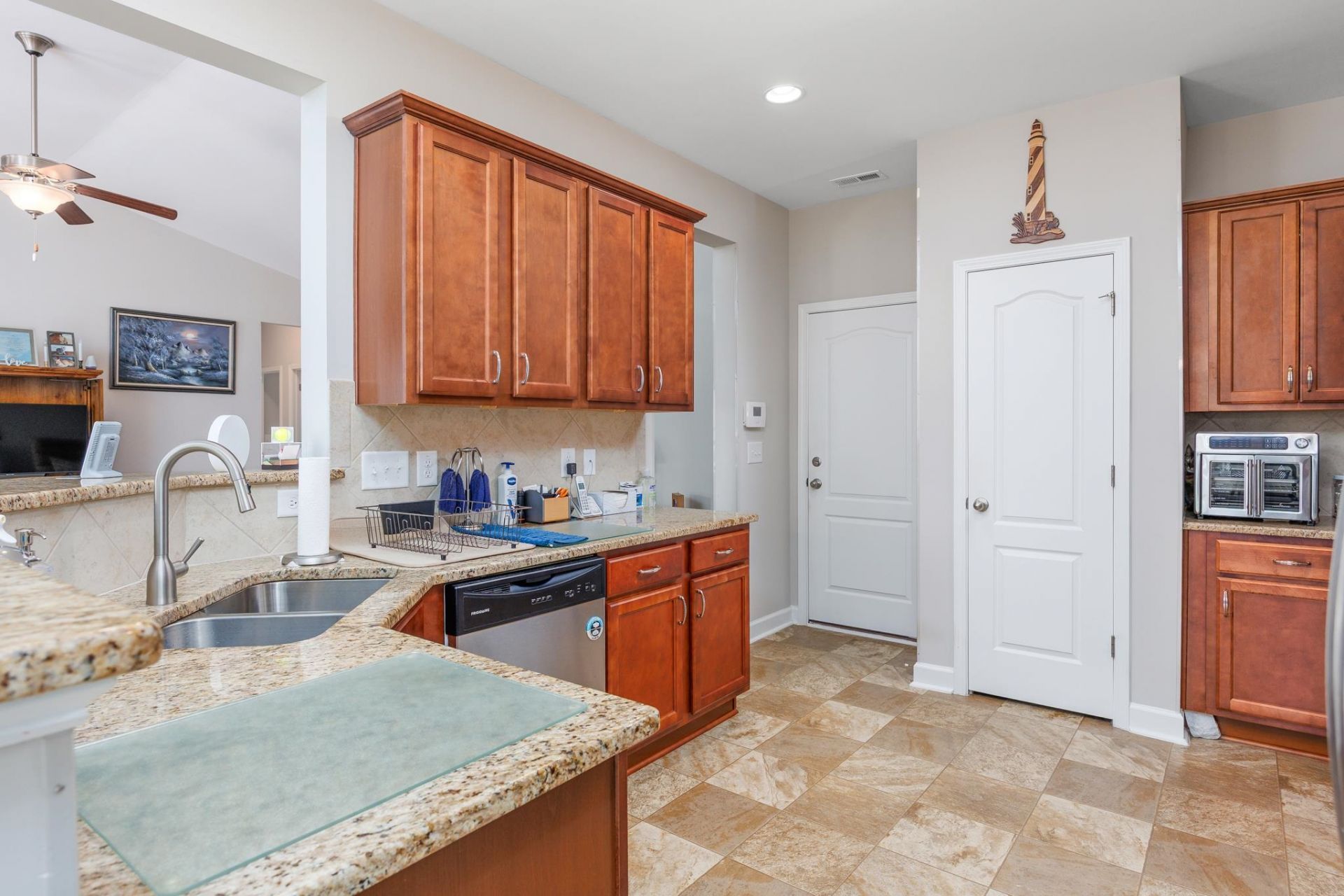 840 Derbyshire Ct. Photo 12