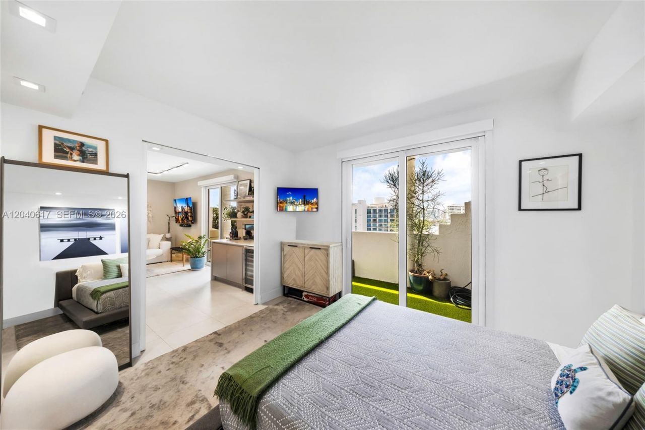 1621 Bay Rd , Unit PH4, Miami Beach, FL 33139 Photo