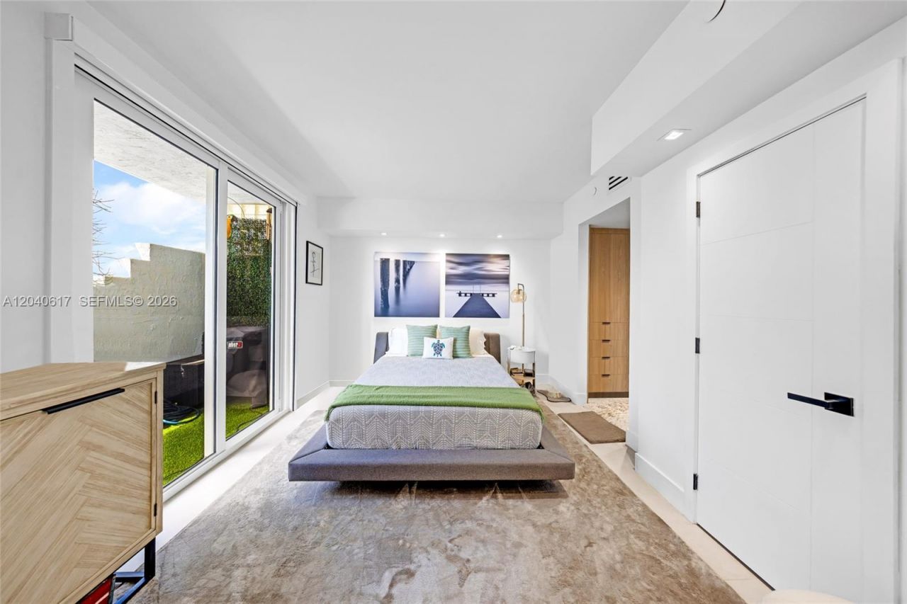 1621 Bay Rd , Unit PH4, Miami Beach, FL 33139 Photo