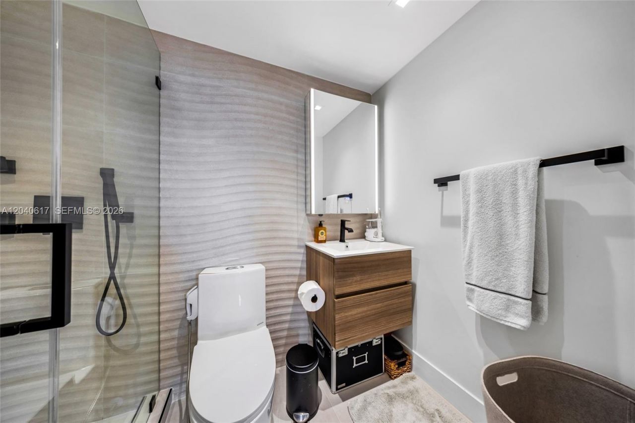 1621 Bay Rd , Unit PH4, Miami Beach, FL 33139 Photo