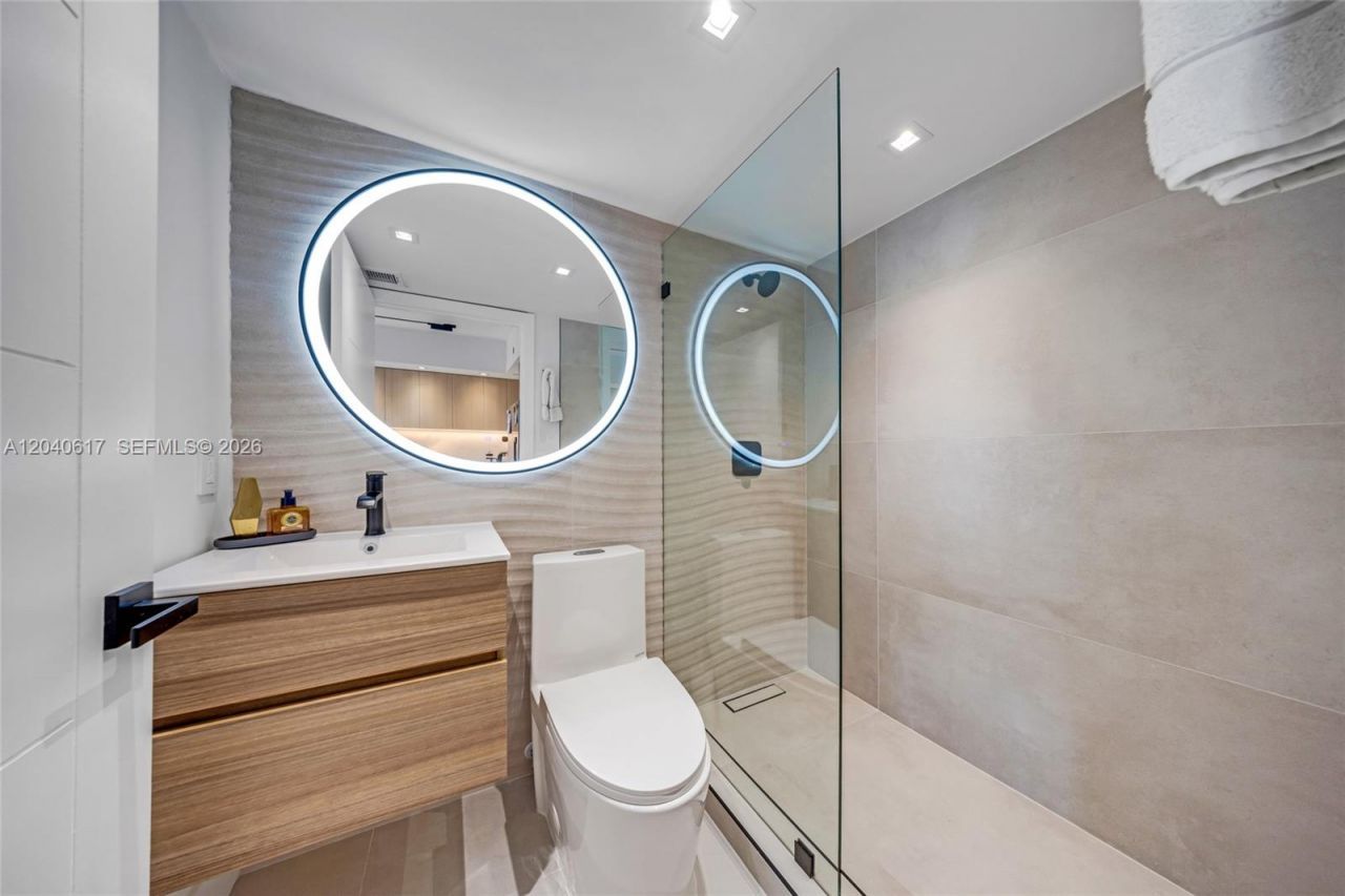 1621 Bay Rd , Unit PH4, Miami Beach, FL 33139 Photo