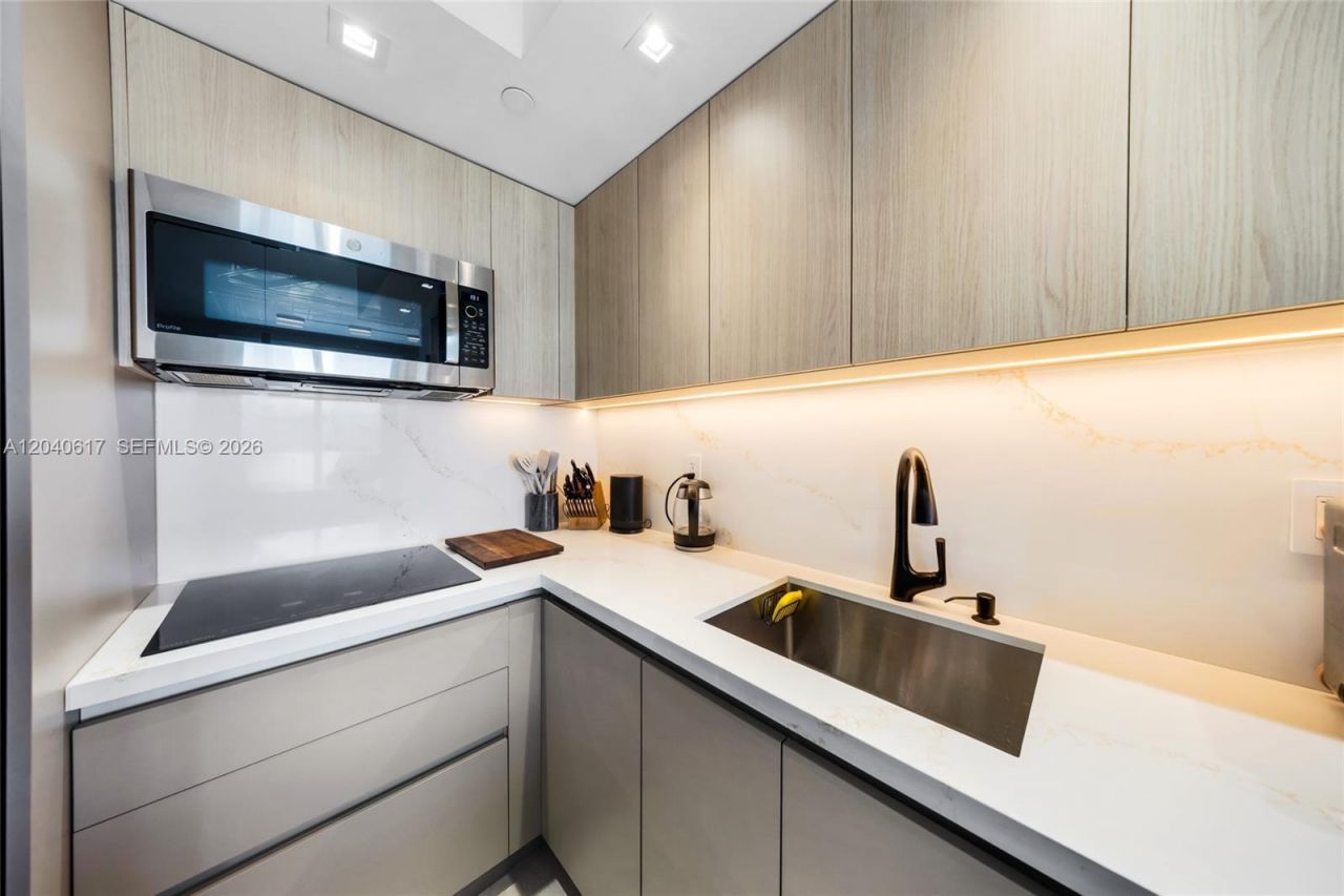 1621 Bay Rd , Unit PH4, Miami Beach, FL 33139 Photo