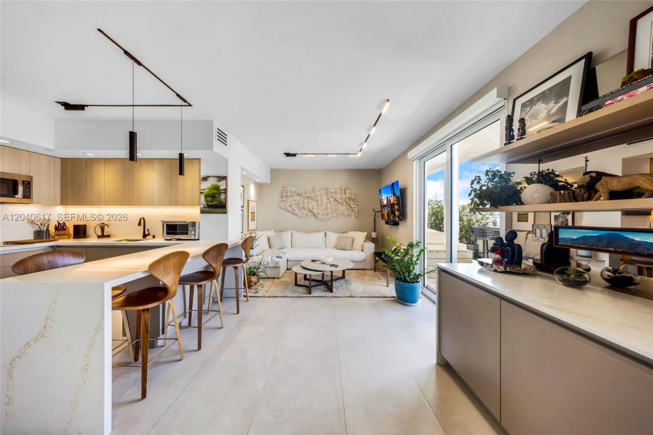 1621 Bay Rd , Unit PH4, Miami Beach, FL 33139 Photo