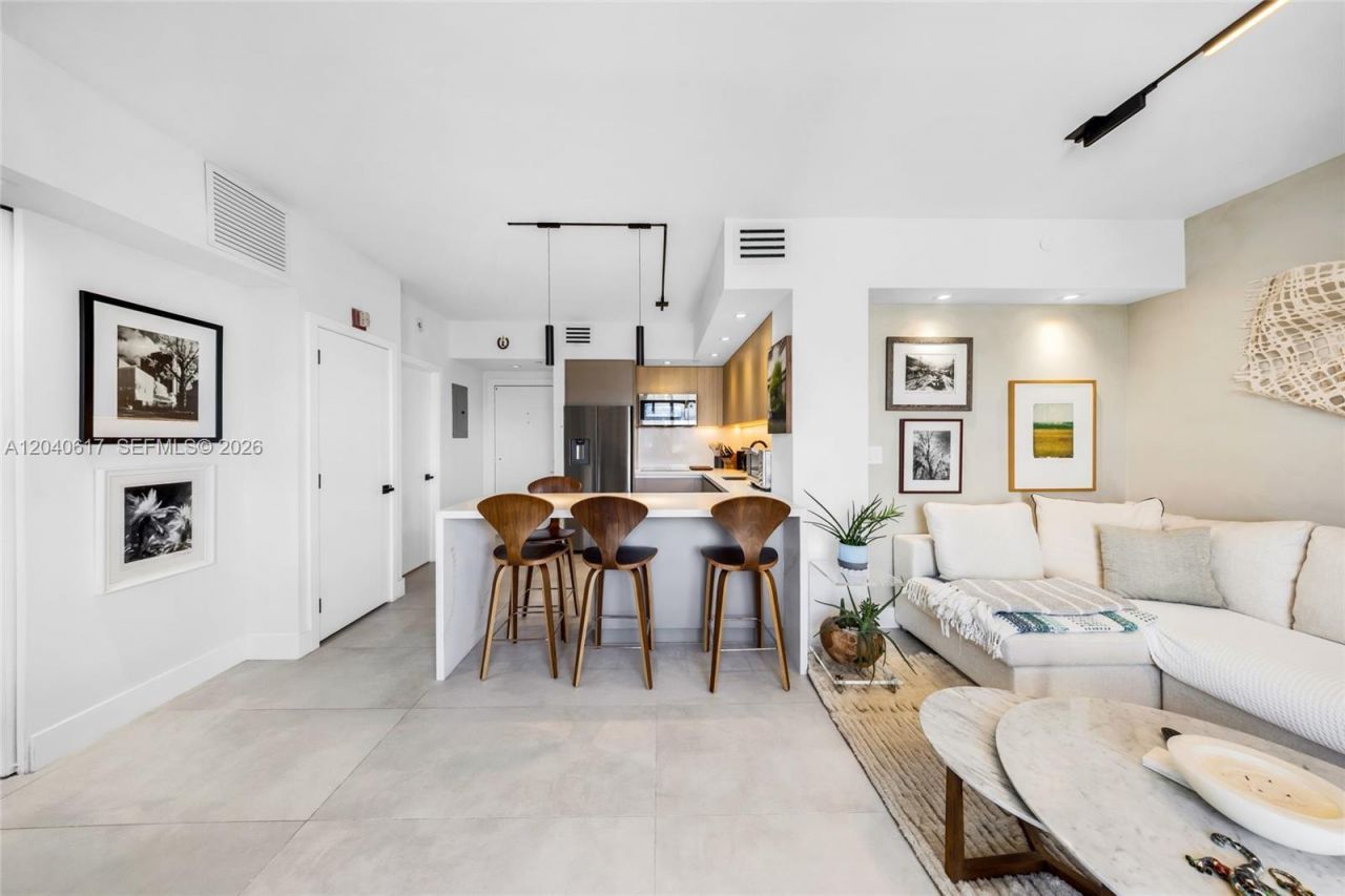 1621 Bay Rd , Unit PH4, Miami Beach, FL 33139 Photo