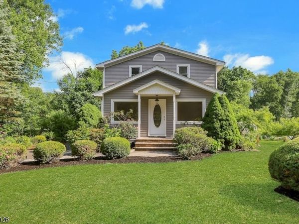 32 Bellows Ln, Montville, NJ 07082
