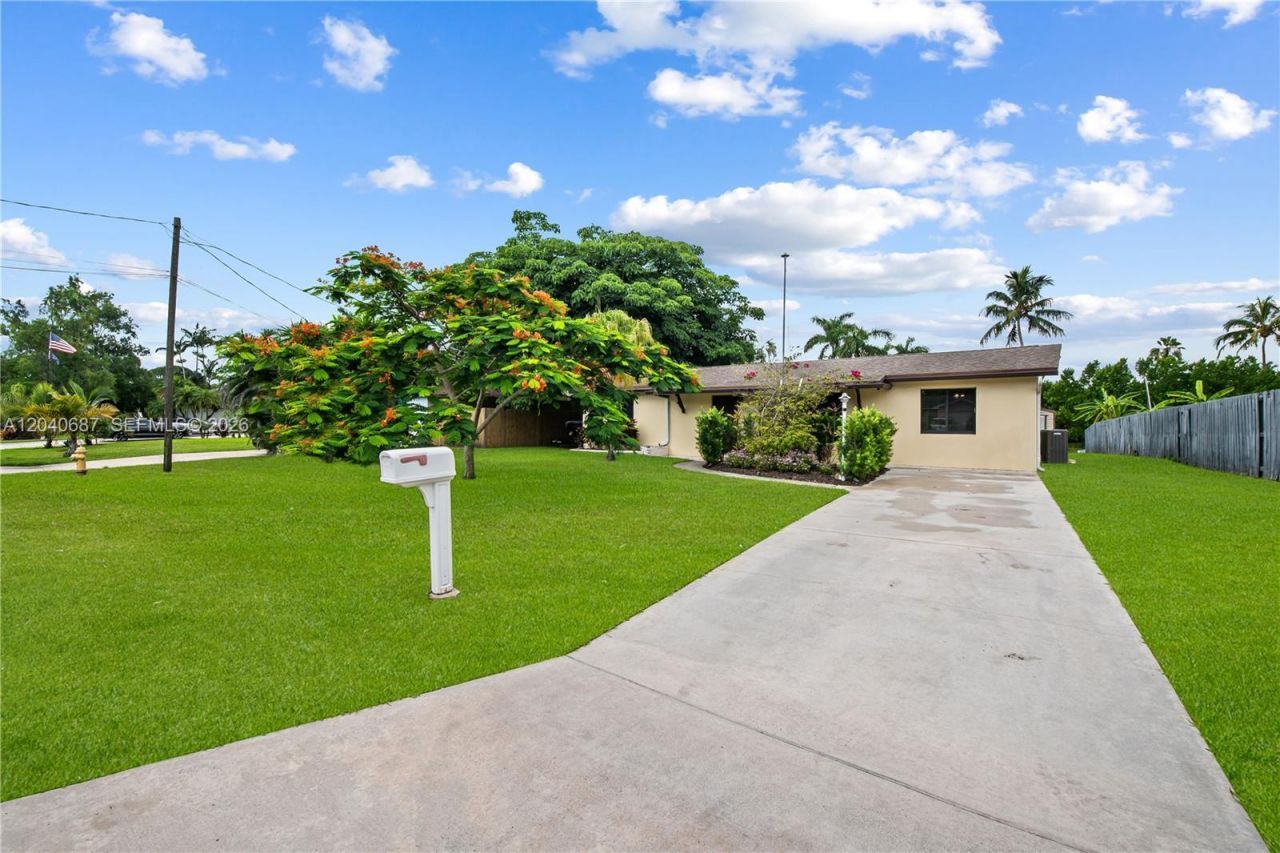 6839 Tradewind Way, Lake Worth, FL 33462 Photo