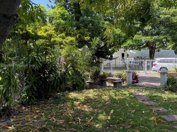 12600 Country Club Ln , Miami, FL 33167