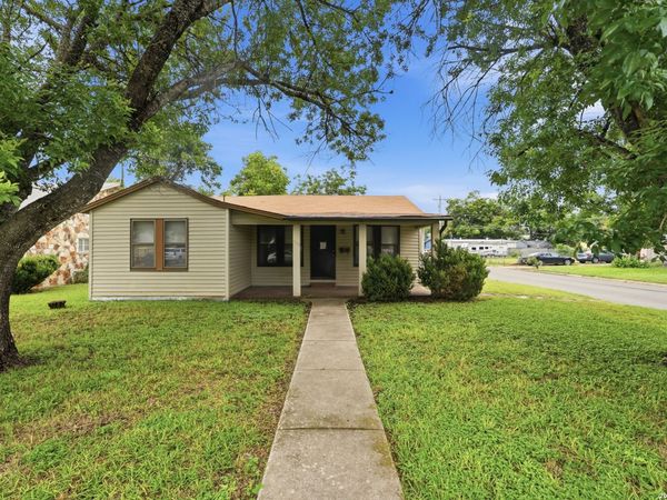 703 E Weinert, Seguin, TX 78155