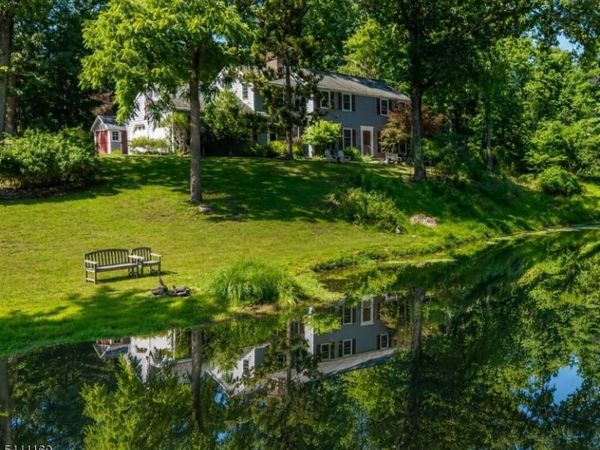 7 Farview Dr, Clinton, NJ 08801