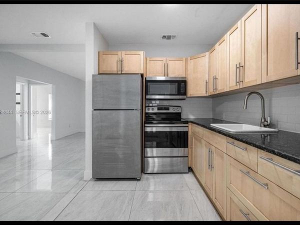 529 NW 42nd St , Miami, FL 33127