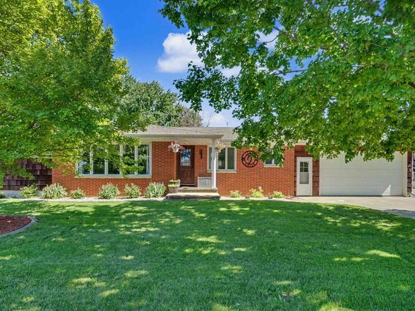 107 SE 3rd Avenue, Farley, IA 52046