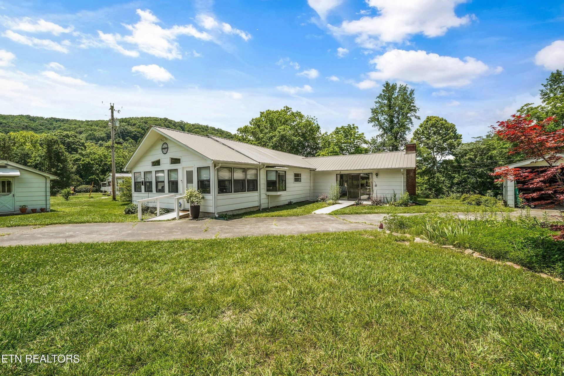 127 Mountain Rd, Oliver Springs, TN 37840 Main Photo