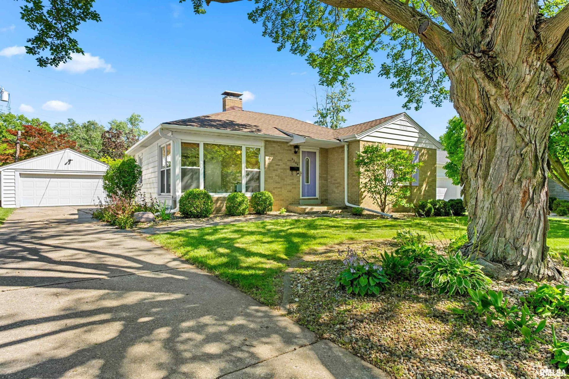4204 N Devon Lane, Peoria, IL 61614 Main Photo