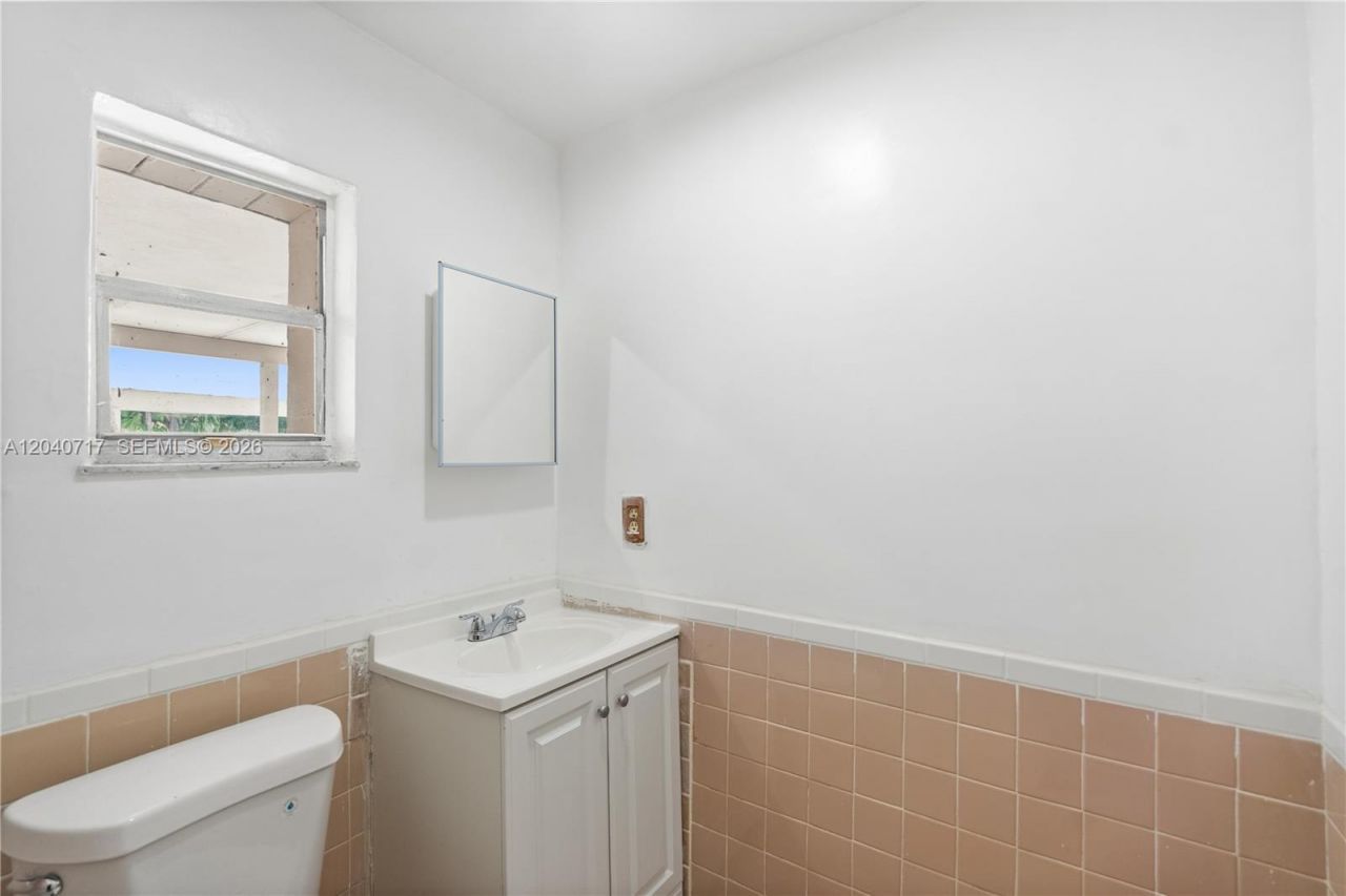 491 W 35th Pl, Hialeah, FL 33012 Photo