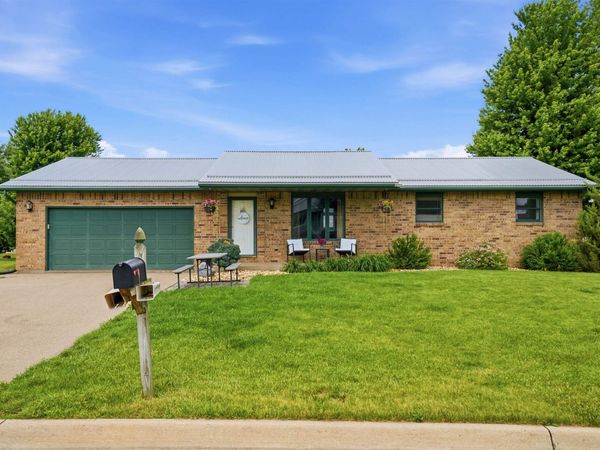 547 Hickory Ridge St, Peosta, IA 52068
