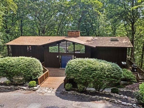 6 Farm Rd, Chester, NJ 07930