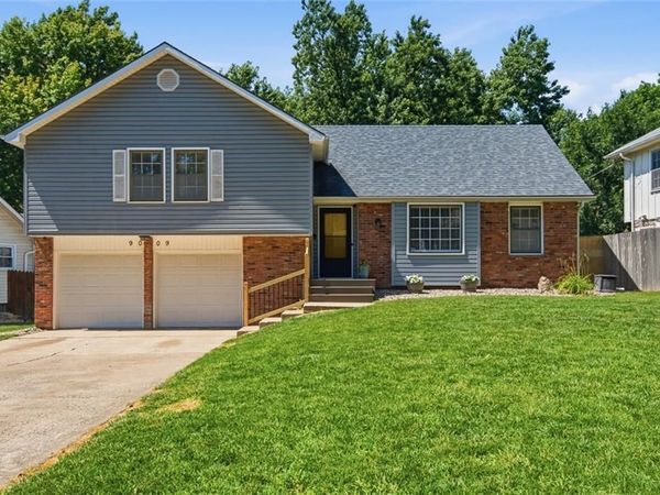 9009 W 82nd Place, Overland Park, KS 66204