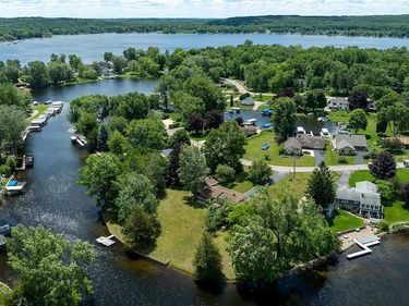 1165 Camelot Drive, Putnam Twp, MI 48169