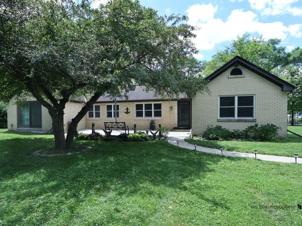 9425 Byrne Drive, Fox River Grove, IL 60021