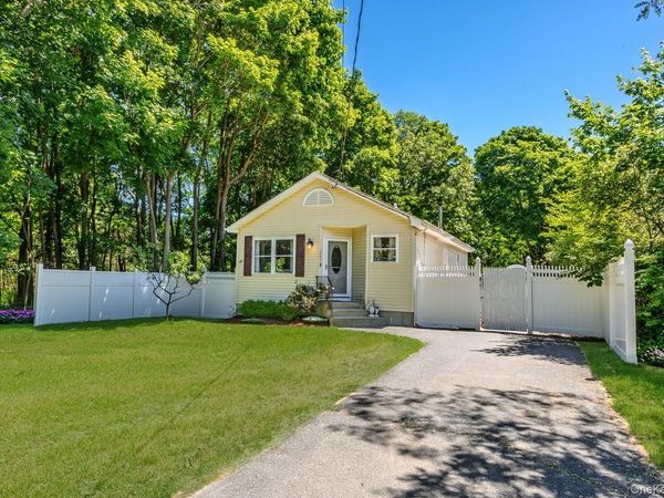 283 Railroad Avenue , Center Moriches, NY 11934