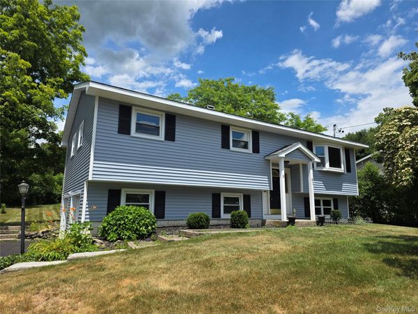 3 Abbey Road , Hyde Park, NY 12538